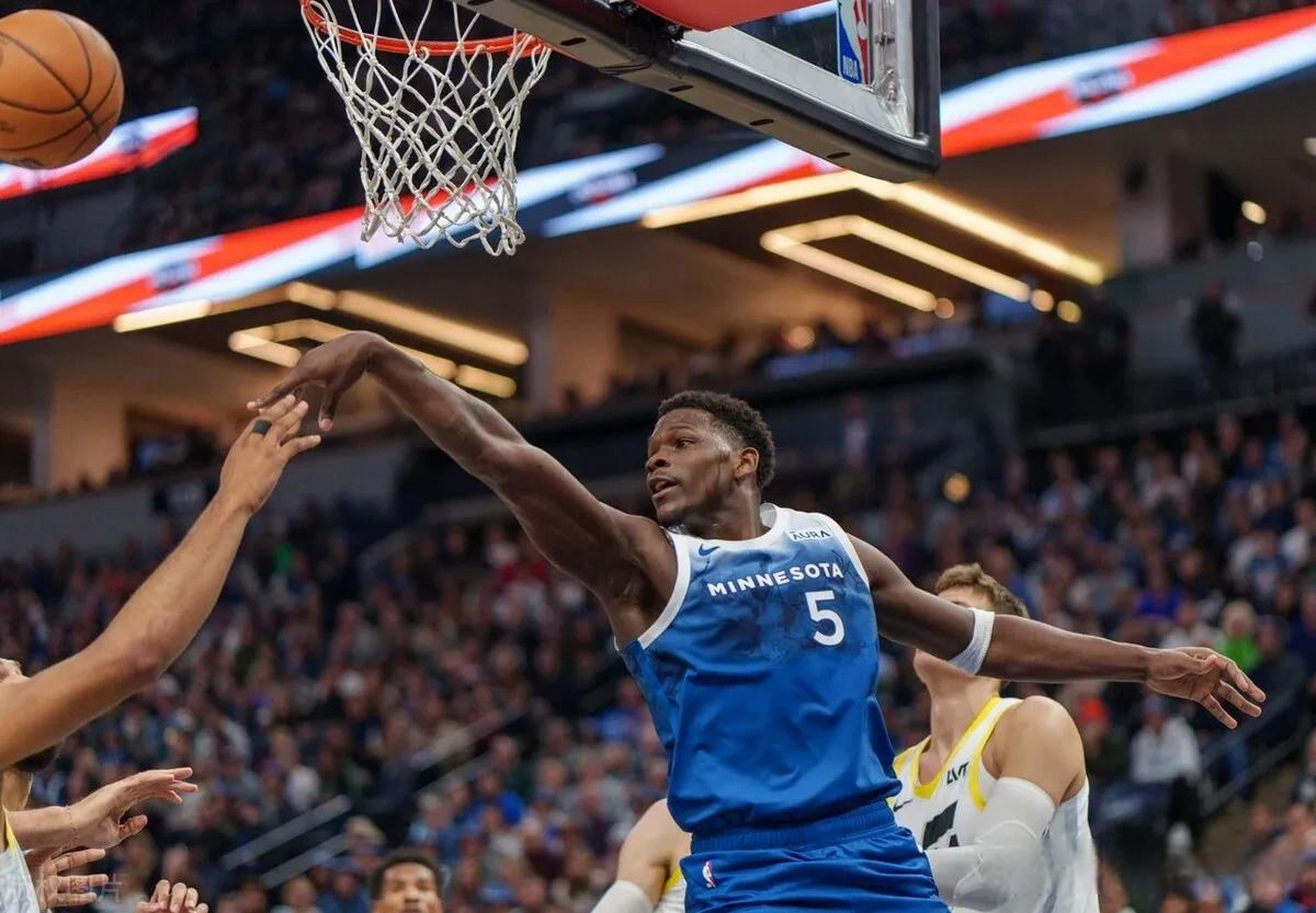 今晚明尼苏达森林狼备战NBA常规赛，主帅复盘细节曝光，底气十足，更衣室氛围转暖的简单介绍